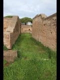 02797 ostia - regio v - insula vi - edificio (v,vi,2) - 3. raum von norden - korridor an der ostseite - bli ri norden - 01-2024.jpg